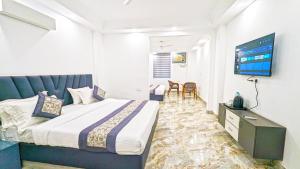 TV a/nebo společenská místnost v ubytování HOTEL GREEN VEGAS