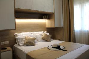 a hat sitting on top of a bed at Comfy Apartments Center in Nikiti