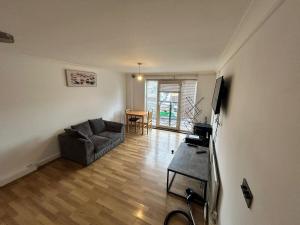 TV a/nebo společenská místnost v ubytování Tranquil 2BR in Croydon Thornton