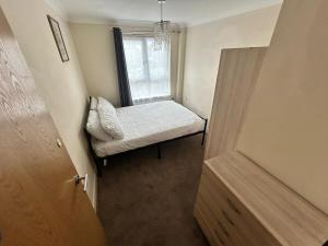 Postel nebo postele na pokoji v ubytování Tranquil 2BR in Croydon Thornton + 2 fotografie