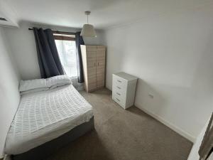 Postel nebo postele na pokoji v ubytování Tranquil 2BR in Croydon Thornton