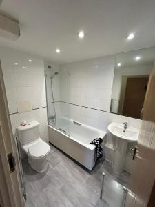 Koupelna v ubytování Tranquil 2BR in Croydon Thornton