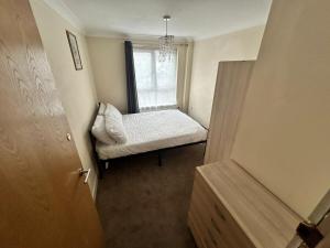 Postel nebo postele na pokoji v ubytování Tranquil 2BR in Croydon Thornton