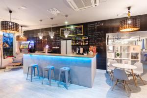 a bar with blue stools in a restaurant at Hotel Perłowy in Okuninka