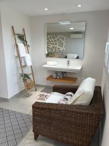 Una sala de estar con un sofá y un espejo. en Casa La Pita, en El Pozo de los Frailes 24 fotos más