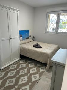 Un dormitorio con una cama grande y una alfombra grande. en Casa La Pita, en El Pozo de los Frailes