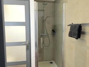 Et badeværelse på LITTLE PLAZA Appart'Hotel