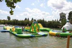 eine Gruppe aufblasbarer Rutschen im Wasser in der Unterkunft 20 Minutes de Montréal, 1 chambre et 2 lits pour maximum 4 personnes in Pointe-Calumet