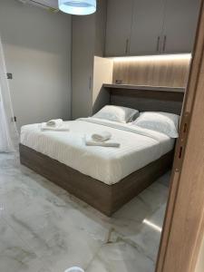 Un dormitorio con una cama grande con dos toallas encima. en A living skg 2 Quiet Luxury, en Tesalónica