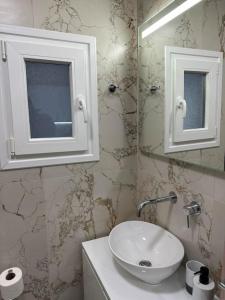 un baño con lavabo y espejo en A living skg 2 Quiet Luxury, en Tesalónica