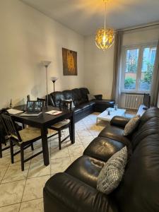 Posezení v ubytování Guest House in Elegant apartment close to the center