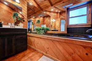 une grande salle de bain avec une grande baignoire et des murs en bois dans l'établissement Cozy mountain house with beach access and firepit, à Lake Harmony 89 autres photos