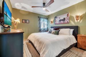 una camera da letto con un letto e un ventilatore a soffitto di Beachfront Costa Azul Mira Vista Stylish View a San José del Cabo Altre 29 foto