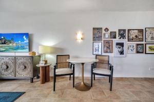 una sala da pranzo con tavolo, sedie e quadri alle pareti di Beachfront Costa Azul Mira Vista Stylish View a San José del Cabo