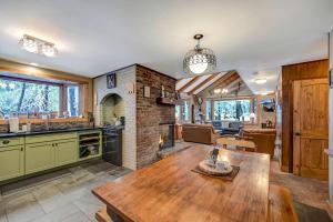 Η κουζίνα ή μικρή κουζίνα στο Lake harmony estates beach and lake access