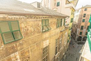 ジェノヴァにあるiFlat Historical Luxury Apartment San Luca 11 Bの緑の窓が並ぶ古い建物