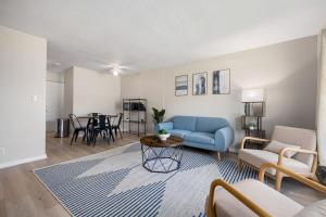 Χώρος καθιστικού στο Blue Haven at Hines | Stylish 2BD Stay | Peoria Heights