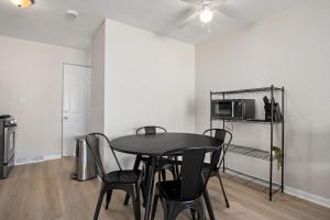 Η κουζίνα ή μικρή κουζίνα στο Blue Haven at Hines | Stylish 2BD Stay | Peoria Heights +15 φωτογραφίες