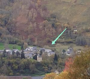 une vue aérienne sur une maison avec une flèche verte dans l'établissement Au Gré des Saisons - 3 chambres, à Gère-Belesten