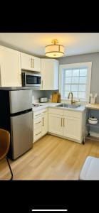 Nhà bếp/bếp nhỏ tại Walk to Beach Pier Sunset Suites 9