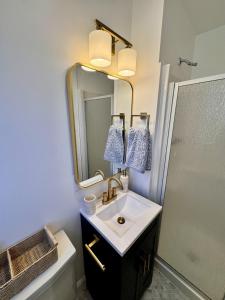 Phòng tắm tại Walk to Beach Pier Sunset Suites 9