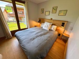 a bedroom with a large bed and a window at Charmante maison de village rénovée 4 pièces, 3 niveaux, 80m², 6 pers, à St Marcel, proche pistes ski. - FR-1-452-381 in Saint-Marcel