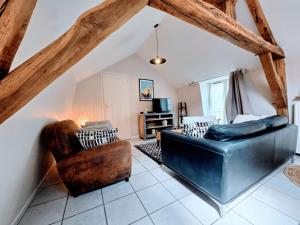 a living room with a couch and two chairs at Appartement Cozy - Dernier Étage - Parking Auxerre in Auxerre