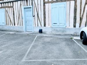 a car parked in a parking lot with two doors at Appartement Cozy - Dernier Étage - Parking Auxerre in Auxerre
