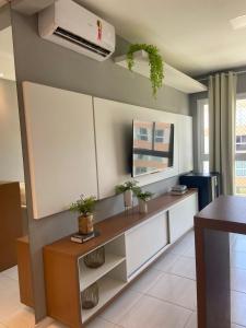 a living room with a desk and a air conditioner at Muro Alto Condominio Club in Ipojuca