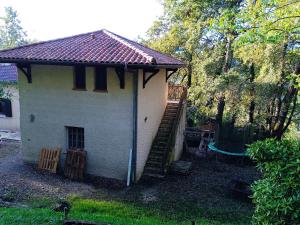 a small house with a staircase and a roof at Cours ruralité tranquillité in Cours