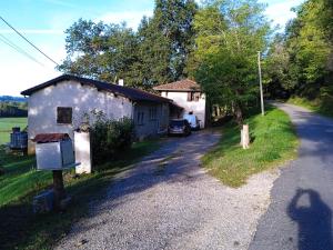 a house with a mailbox next to a road at Cours ruralité tranquillité in Cours