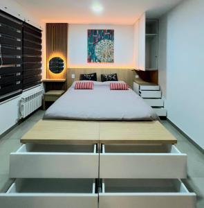 ein Schlafzimmer mit einem großen Bett in der Mitte in der Unterkunft Atardeceres Del Susana - Depto en el centro de Ushuaia in Ushuaia