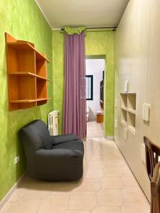 a living room with green walls and a chair at casa vacanza in Laterza