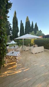 a patio with tables and umbrellas in a yard at Villetta Tina in Siponto +26 photos