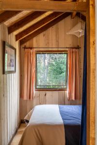 Un pat sau paturi într-o cameră la Mystic Nature Project Cabin +7 fotografii
