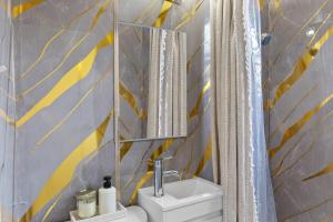 a bathroom with a sink and a mirror at Modern Studio - Parking Available - 15 min NYC in Jersey City +17 photos