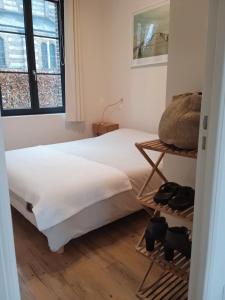 La Chapelle-sur-DunにあるLa Vienne - Domaine du presbytèreのベッドルーム1室(白いベッド2台、窓付)