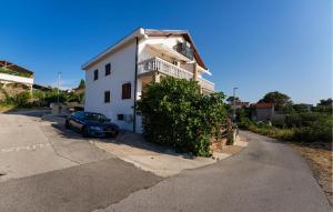 Budova, kde se apartmán nachází + 27 fotografií