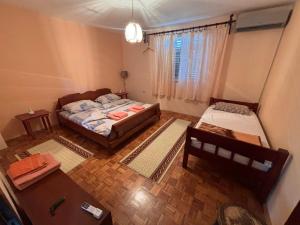 an overhead view of a bedroom with a bed and a table at Kuća za odmor braća Jevtić Vrnjačka Banja in Vrnjačka Banja