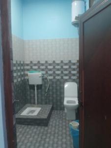 a bathroom with a toilet and a sink at Joshi homestay in Haldwāni