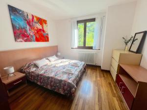 Una cama o camas en una habitación de Appartamento Abbondio - vicino al centro storico