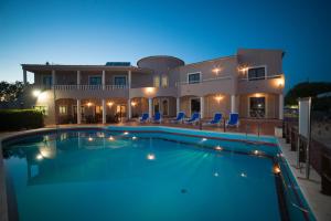 Villa con piscina por la noche en Casa Rosa Montes en Luz