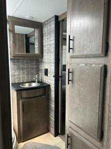 Imagen de la galería de Raleigh RV Living- Sleeps 8,  10 fotos más