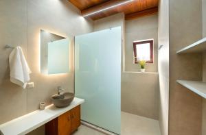 Koupelna v ubytování Cretan Dream Villa