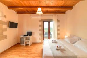 TV a/nebo společenská místnost v ubytování Cretan Dream Villa