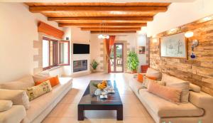 TV a/nebo společenská místnost v ubytování Cretan Dream Villa
