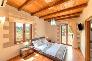 Postel nebo postele na pokoji v ubytování Cretan Dream Villa