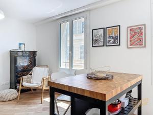 Un comedor con una mesa y algunas sillas. en Appartement cosy à la Rotonde - Lumineux - Les Frères de la Loc', en Marsella 21 fotos más
