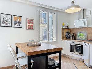 cocina con mesa de madera y encimera en Appartement cosy à la Rotonde - Lumineux - Les Frères de la Loc', en Marsella