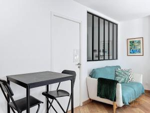 sala de estar con mesa, mesa y silla en Appartement cosy à la Rotonde - Lumineux - Les Frères de la Loc', en Marsella